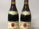 deux bouteilles de vin rouge posées l'une à côté de l'autre sur une table