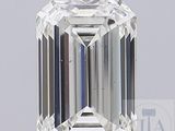 un diamant taille émeraude sur fond blanc