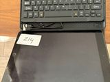 un ordinateur portable posé sur une table