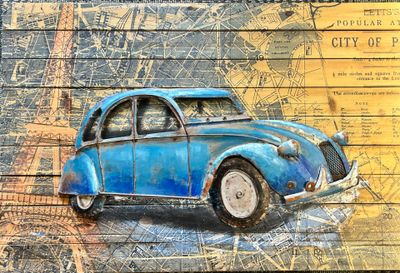 une peinture représentant une voiture bleue posée sur une carte