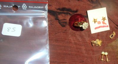 un grand nombre d'objets posés sur une table