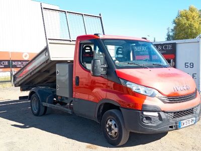 un camion rouge garé sur un parking