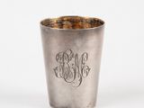 une coupe en argent sur laquelle figure un monogramme