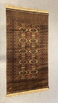un tapis accroché au mur d'une pièce