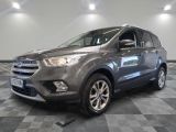 La Ford Kuga est garée sur un sol à damier