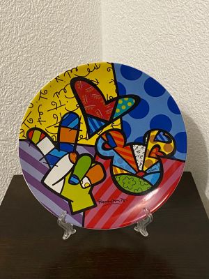 une assiette avec une peinture posée sur une table