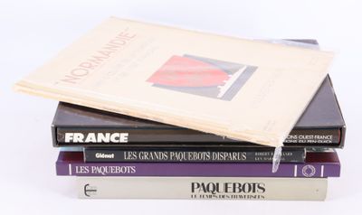 trois livres empilés sur une surface blanche