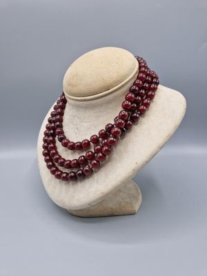 un gros plan sur un mannequin orné de perles rouges
