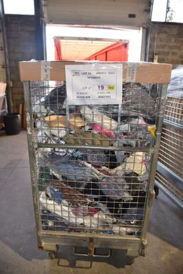 une cage métallique remplie d'une multitude de chaussures dans un entrepôt
