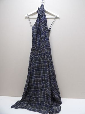 une robe à carreaux bleus et gris suspendue à un cintre