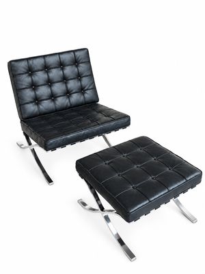 fauteuil et pouf en cuir noir sur fond blanc