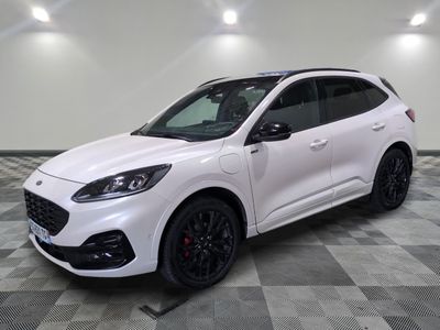 une voiture blanche garée sur un sol en damier dans un garage