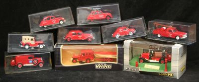 six petites voitures rouges dans une vitrine sur fond noir