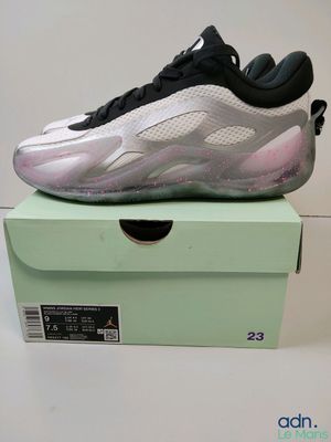 La Nike Air Max 95 se trouve dans une boîte posée sur une surface blanche