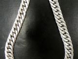 collier à chaîne en argent sur un fond noir