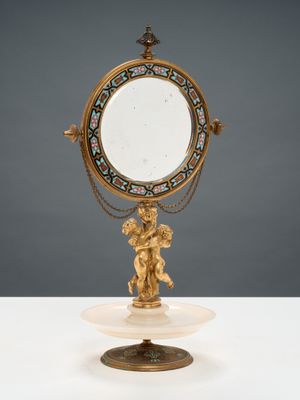 une image représentant un miroir orné d'un ange, posé sur un socle
