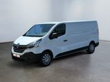 La camionnette blanche est garée dans une grande pièce.