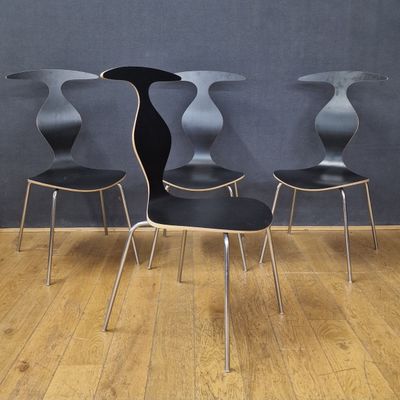 Dans l'esprit d'Arne JACOBSEN Suite de 4 SIEGES EMPILABLES M…