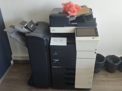 un tas de matériel de bureau posé par terre dans une pièce