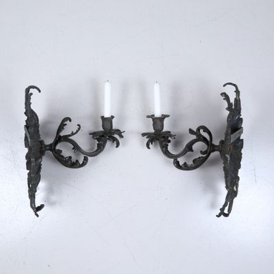 Paire d'appliques en bronze patiné, à un bras de lumière cha…