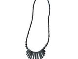 un collier de perles noires sur fond blanc