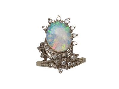 Bague duchesse en or gris 585 millièmes, stylisant une fleur…