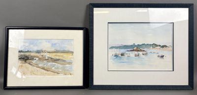 deux tableaux encadrés accrochés au mur du salon
