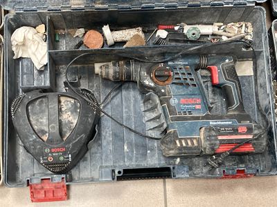 un outil dans une boîte à outils contenant d'autres outils