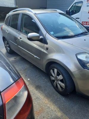 une voiture argentée garée dans un parking à côté d'autres voitures
