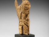l'image d'une statue de femme avec un oiseau sur la tête