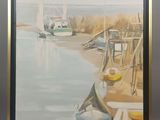 peinture à l'huile encadrée représentant des bateaux amarrés au bord d'un lac