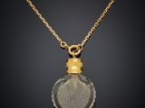 un pendentif plaqué or renfermant une feuille