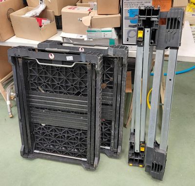 une pile de boîtes empilées les unes sur les autres