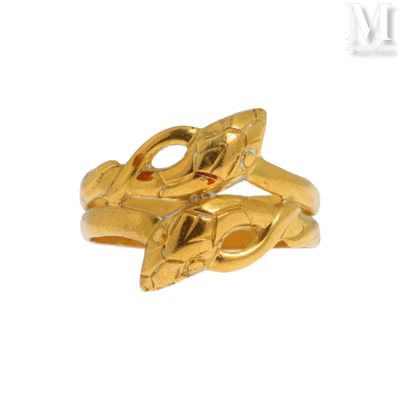 une image représentant une bague en or surmontée d'un serpent