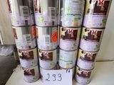 Plusieurs boîtes de conserve sont empilées sur une table
