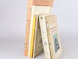 plusieurs livres empilés sur une surface blanche