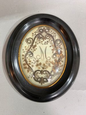une photo d'une horloge accrochée au mur