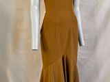 le mannequin porte une robe marron sur un mannequin blanc