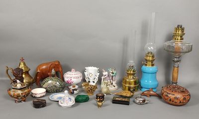 un grand nombre d'objets différents posés sur une table