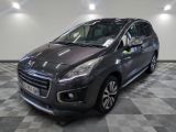 la voiture grise est garée dans le garage sur un sol en damier