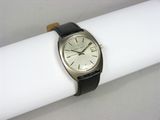 une montre posée sur une serviette de table