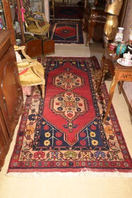 un tapis posé à même le sol dans le couloir d'une maison