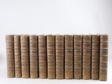 une pile de vieux livres posés les uns sur les autres