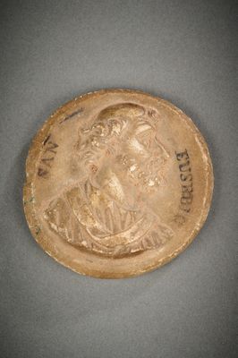 gros plan d'une pièce d'or sur laquelle figure une femme
