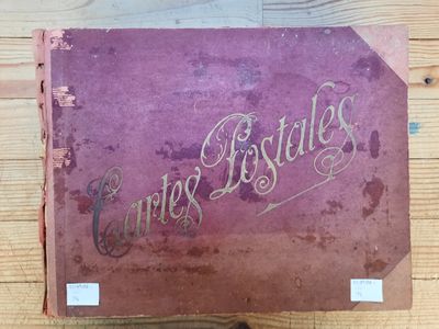 un vieux livre posé sur une table en bois