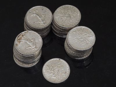plusieurs piles de pièces d'argent posées sur une surface noire