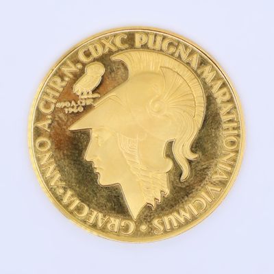 une pièce d'or sur laquelle sont représentés une femme et un oiseau