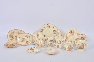 de nombreuses pièces de vaisselle exposées sur la table