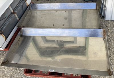 une photo d'une table en métal avec un plateau en verre