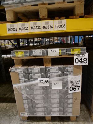 une grande pile de boîtes sur une palette dans un entrepôt